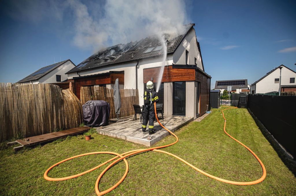 Pribúda požiarov fotovoltiky. V Česku hlásia skokovo viac prípadov